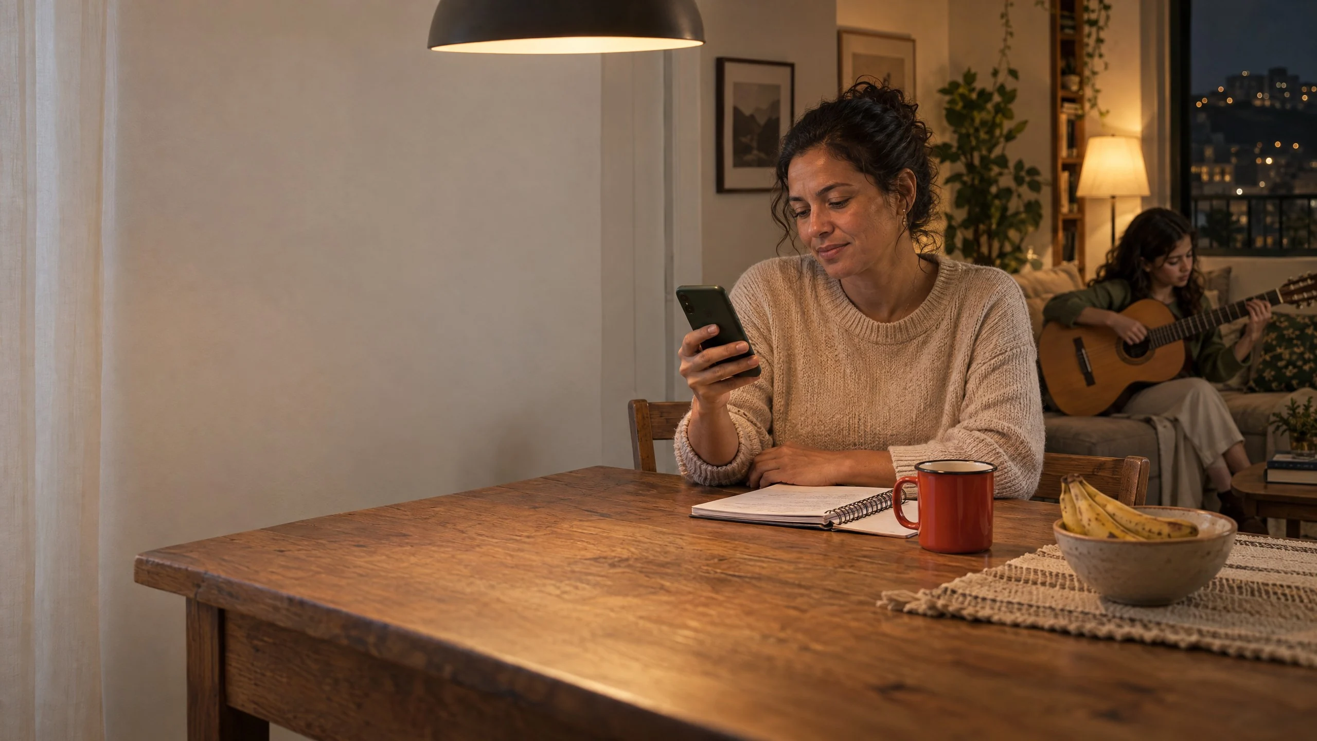 Cliente pagando uma mensalidade no celular, com o resumo do ciclo e o valor na tela.